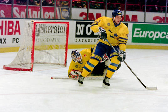 Marcus Ragnarsson framför Tommy Salo, målvakt, Sverige