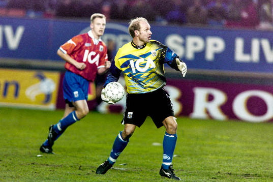 Göteborgs målvakt Thomas Ravelli med bollen
