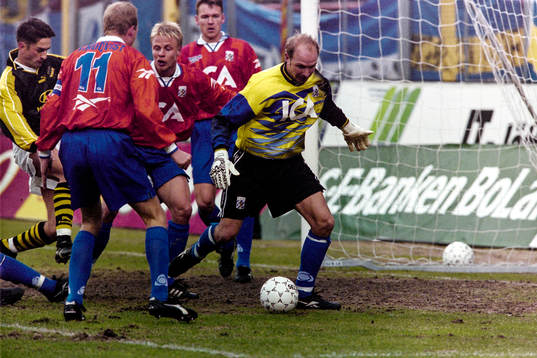 Situation framför göteborgs målvakt Thomas Ravelli
