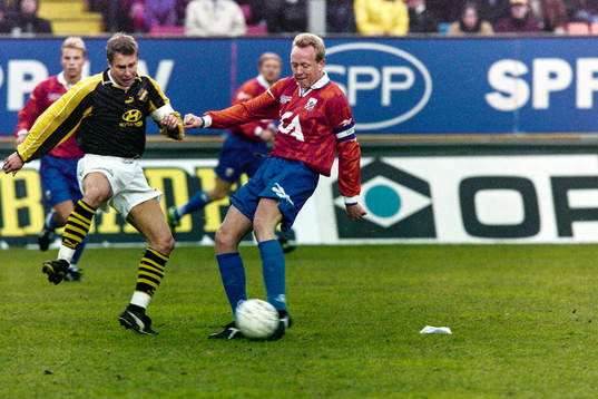 Ola Andersson, AIK försöker stoppa ett skott från