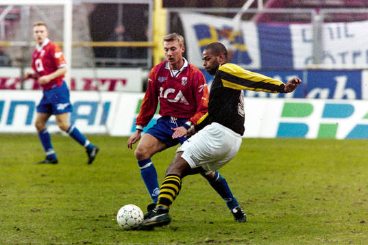 Pascal Simpson, AIK med bollen utmanas av göteborgs Stefan