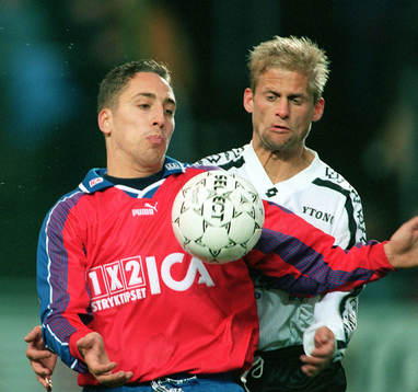 Magnus Powell,  Helsingborg (Helsingborgs IF) bevakas av