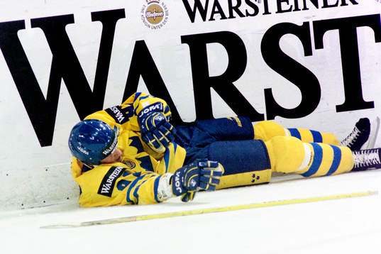 Michael Nylander, Sverige skadad och ligger på isen