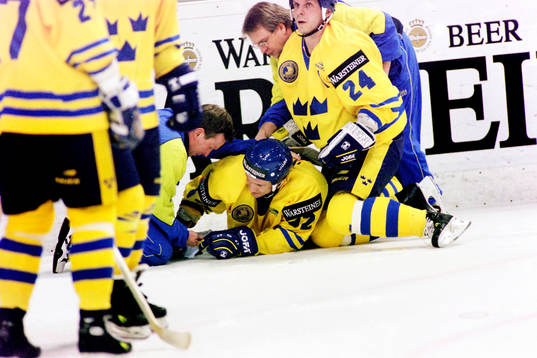 Michael Nylander, Sverige skadad och ligger på isen