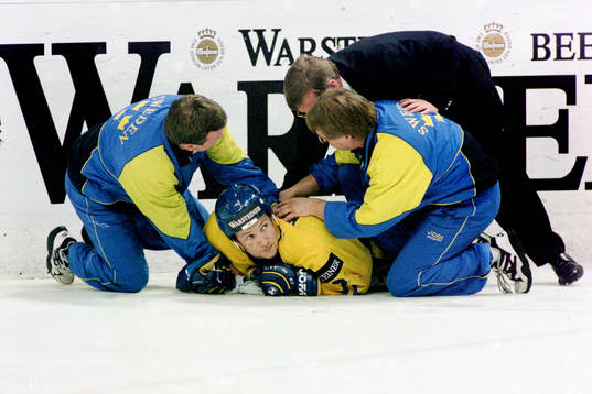 Michael Nylander, Sverige skadad och ligger på isen