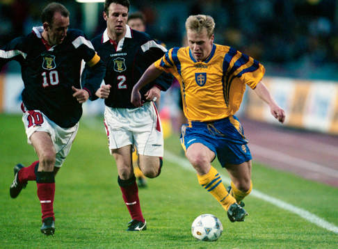 Pär Zetterberg jagas av fr. v Gary McAllister och Craig