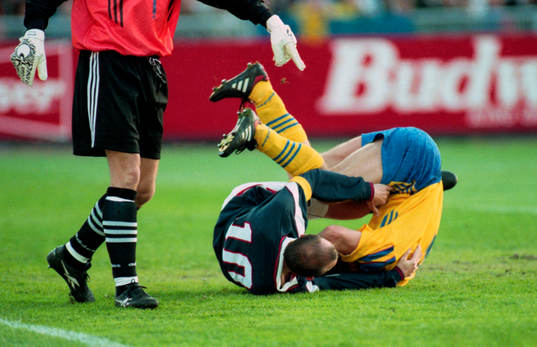 Gary McAllister och Pontus Kåmark rullar runt i gräset