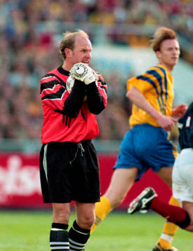 Thomas Ravelli, målvakt, Sverige med bollen i säkert