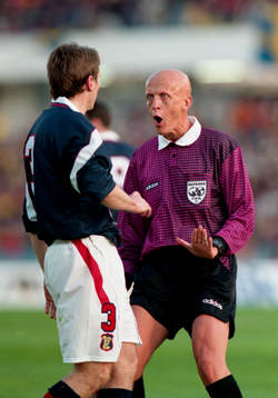 Pierluigi Collina, domare lugnar ner Thomas Boyd