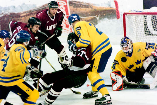 Mattias Öhlund, Sverige framför Tommy Salo, målvakt i