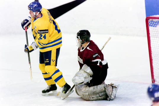 Anders Carlsson, Sverige och lettlands målvakt Arturs Irbe