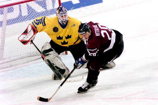 Harius Vitolins, Lettland framför Tommy Salo, målvakt,