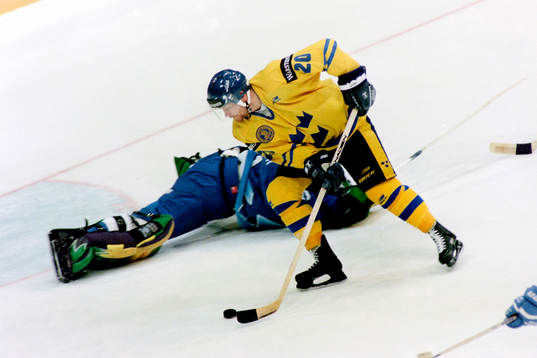 Per Eklund, Sverige rundar finlands målvakt Ari Sulander