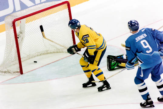 Per Eklund, Sverige rundar finlands målvakt Ari Sulander