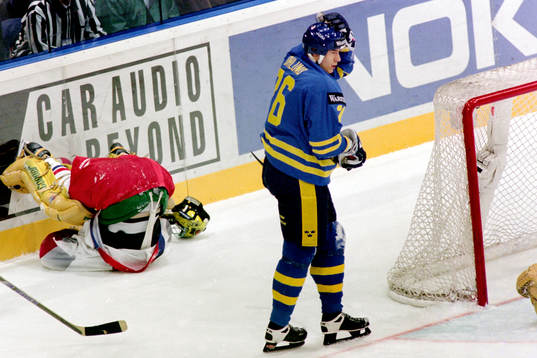 Mattias Öhlund, Sverige och tjeckiens målvakt Roman