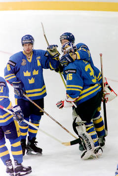 Tommy Salo, målvakt, Sverige jublar medTommy Albelin och