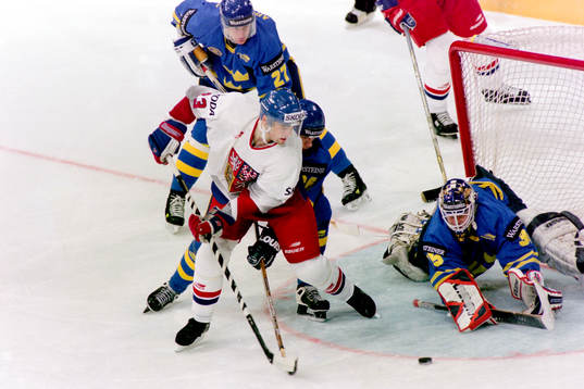 David Moravec, Tjeckien framför Tommy Salo, målvakt,