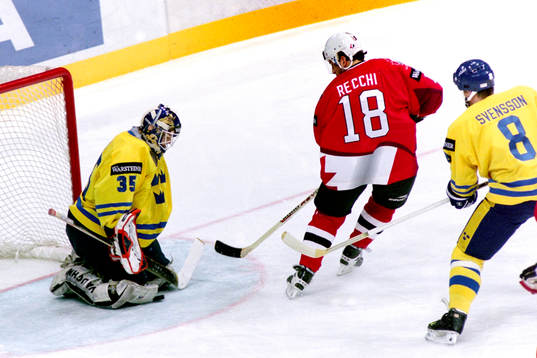Mark Recchi. Kanada fri med Tommy Salo, målvakt, Sverige