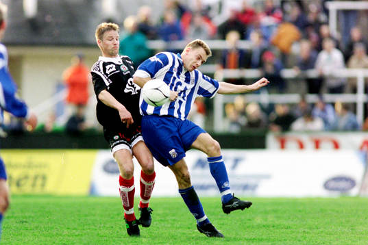 Dan Sahlin, Örebro i ryggen på Jonas Olsson, Göteborg