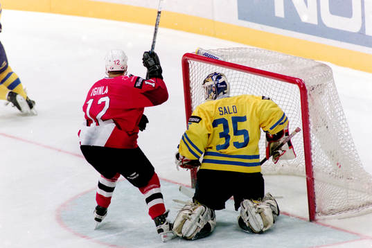 Jarome Iginla, Kanada framför Tommy Salo, målvakt, Sverige