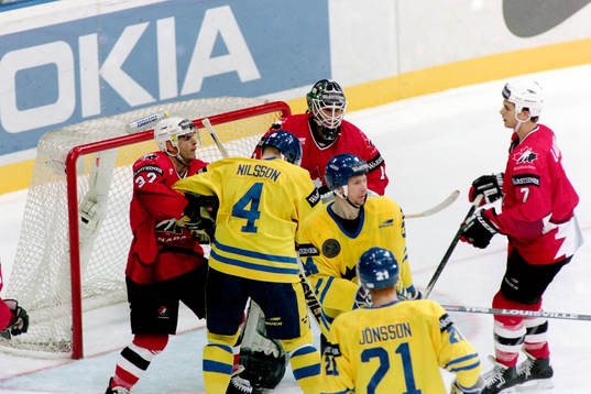 Stefan Nilsson,  Sverige framför kanadas målvakt Sean