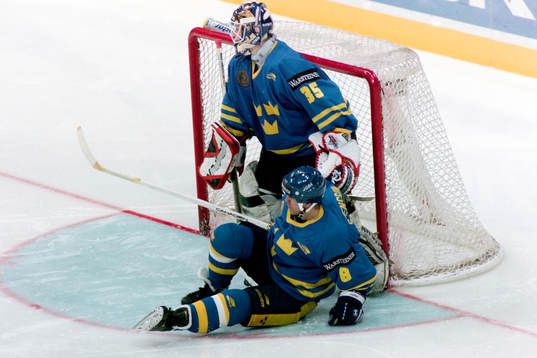 Tommy Salo, målvakt och Magnus Svensson, Sverige