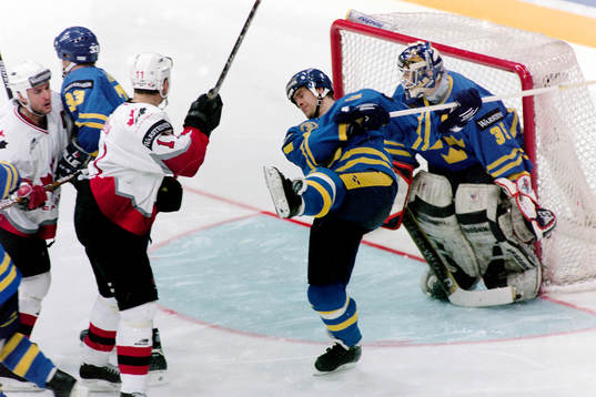 Magnus Svensson framför Tommy Salo, målvakt i Sverige