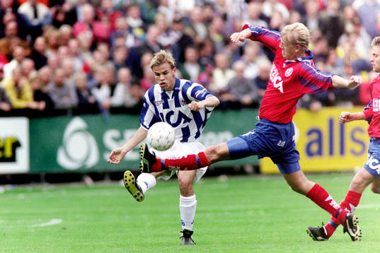 Niclas Alexandersson, Göteborg uppvaktas av Ulrik jansson,