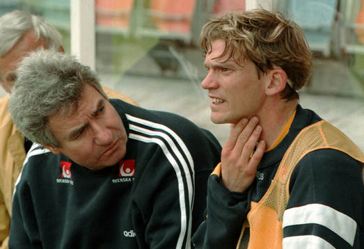Jesper Blomqvist klagar på halsont,  här med läkare Jan