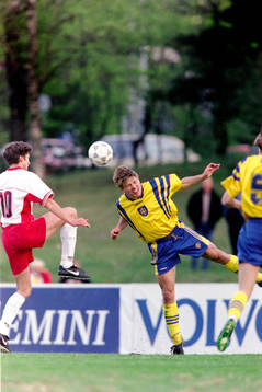 Ola Nilsson, Sverige nickar undan bollen framför polens