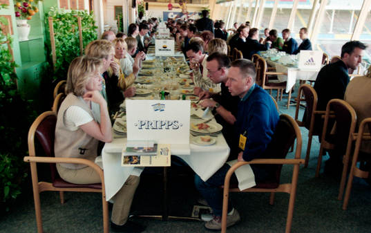 Sponsorer äter middag innan match. Pripps