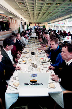 Sponsorer äter middag innan match. Skanska