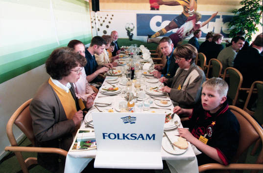 Sponsorer äter middag innan match. Folksam