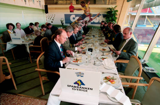 Sponsorer äter middag innan match. Sparbanken Sverige