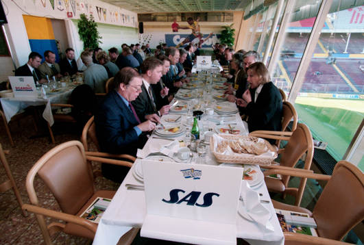 Sponsorer äter middag innan match. SAS