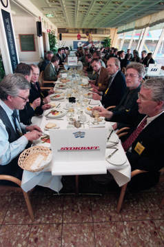 Sponsorer äter middag innan match. Sydkraft