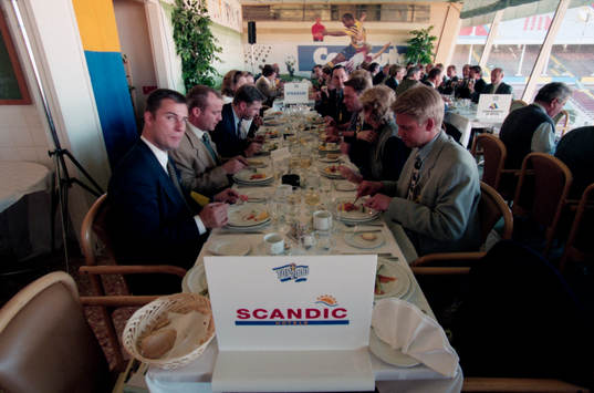 Sponsorer äter middag innan match. Scandic