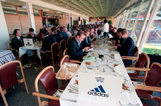Sponsorer äter middag innan match. Adidas