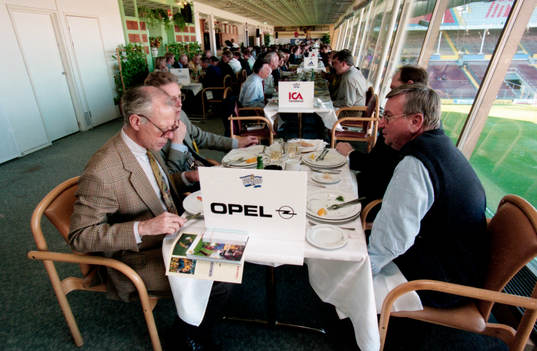 Sponsorer äter middag innan match. Opel