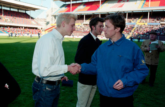Jan-Ove Waldner delar ut pris