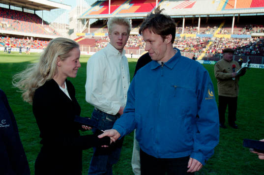 Jan-Ove Waldner delar ut pris