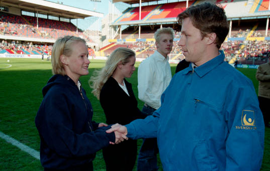 Jan-Ove Waldner delar ut pris