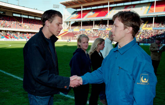 Jan-Ove Waldner delar ut pris