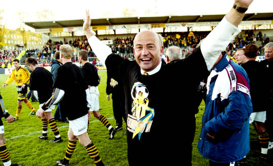 AIK:s klubbdirektör Stefan Söderberg, jublar