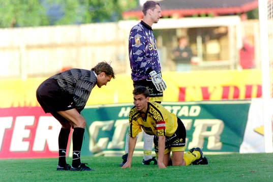 Domare Anders Frisk ser till Anders Thorstensson, Elfsborg