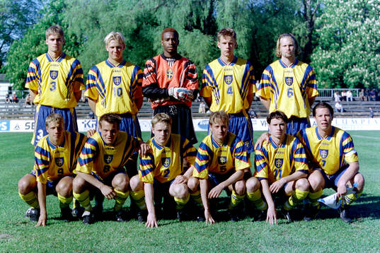Den svenska startelvan. Bakre raden fr. v Olof Mellberg,