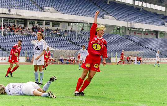 Bläddra bland fler bilder av Fotboll, Damallsvenskan, Malmö FF - Älvsjö, 2-3