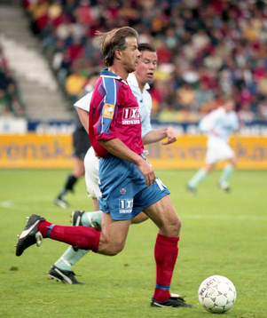 Roland Nilsson, Helsingborg uppvaktas av Daniel Andersson,
