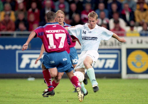 Patrik Olsson, Malmö, kommer i hög fart  med bollen,