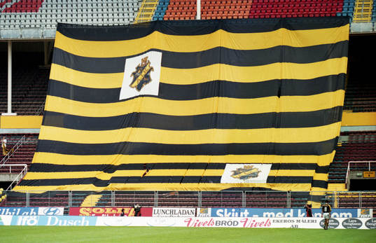 AIKs flagga innan fotbollsmatchen i allsvenskan mellan AIK